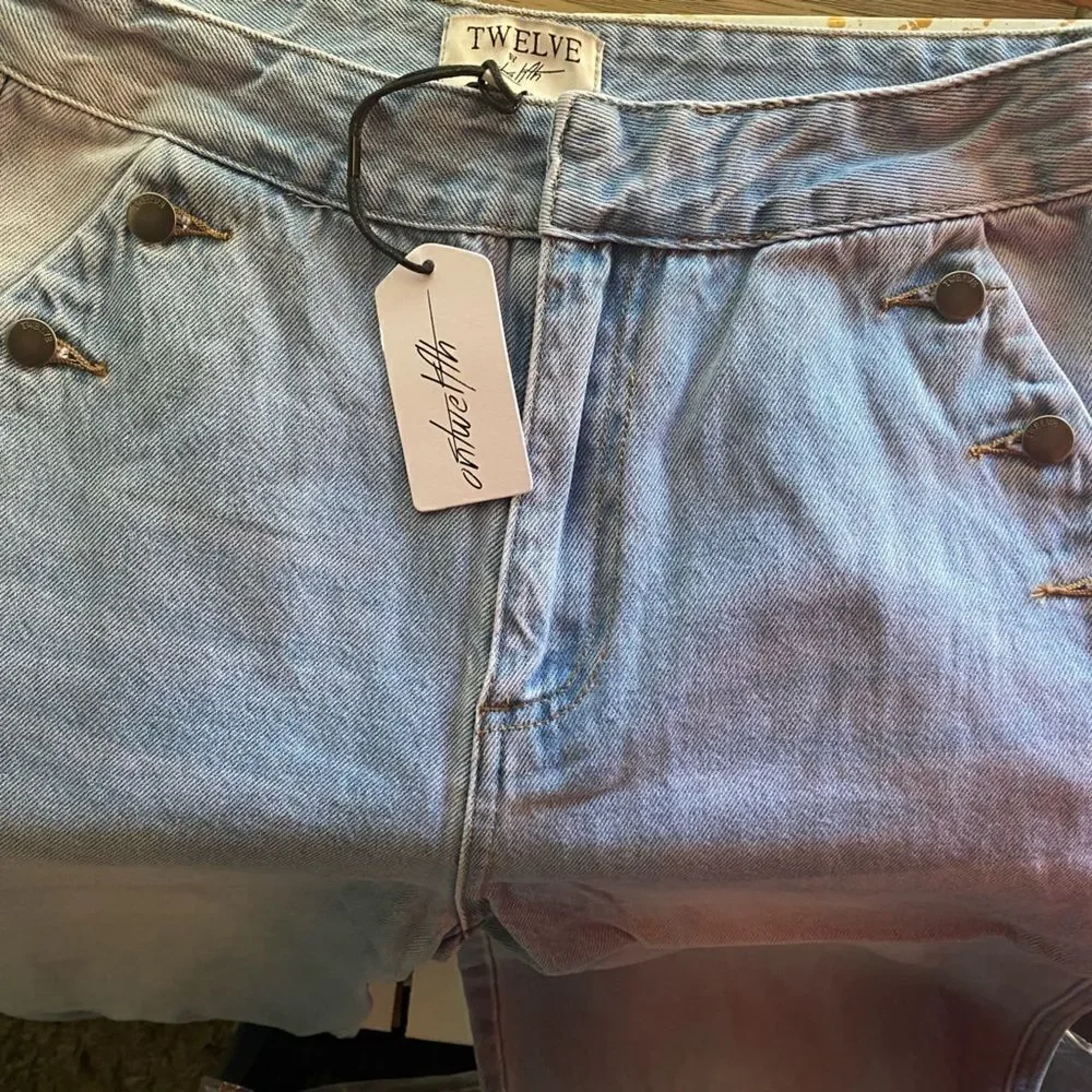 high-waisted straight jean pants.light blue